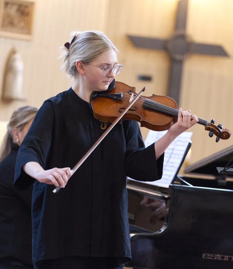 Gabrielė Santockytė performing on violin at Elisabeth Church in Pärnu